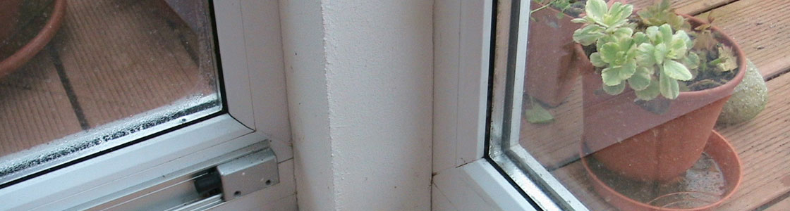 This photograph was being taken  in the winter garden of our esteemed customer Mr. Helmut Malafa. The left window pane shows condensation water clearly dripping off the glass. The right one shows the window pane being heated with T-STRIPE (hidden beneath the glass strip); no form of condensation whatsoever!