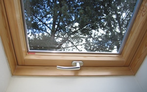 Montage von der T-STRIPE Fensterheizung schützt vor Kondenswasser am Holzfenster