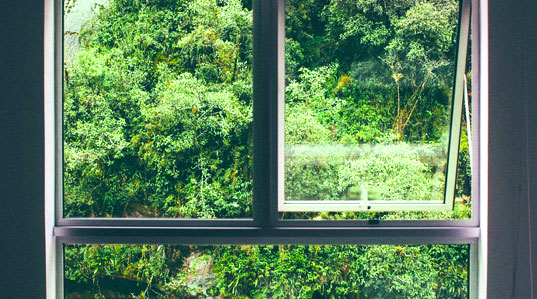 Kondenswasser am Fenster im Winter mit Fensterheizung vermeiden